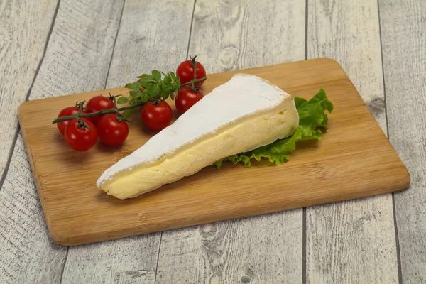 Triângulo Queijo Brie Servido Folhas Salada — Fotografia de Stock