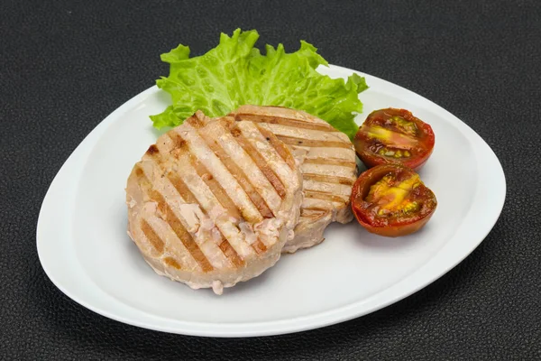 Thunfischsteak Vom Grill Mit Kumato Und Salat — Stockfoto