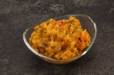 Salatalık ve hardal tohumlu sos.