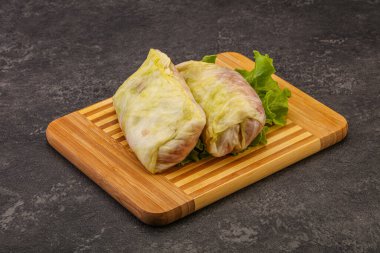 Ev yapımı çiğ lahana ve yemek pişirmek için et.