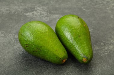 İki olgun egzotik yeşil avokado sebzesi.