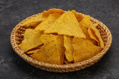 Meksika mısır cipsi üçgen yığını.