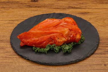 Baharatlı ve otlu füme tavuk göğsü.