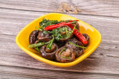 Baharatlı ve otlu terbiye edilmiş Shiitake mantarı.