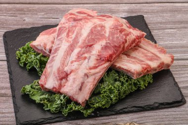 Lezzetli yemek için çiğ domuz kaburgası.