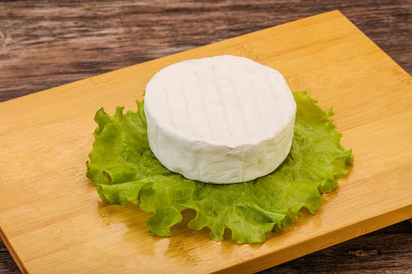 Delicioso Tradicional Brie Rodada Queijo Macio — Fotografia de Stock