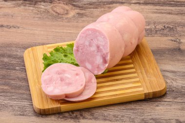 İki dilim jambonlu, salata yapraklı.