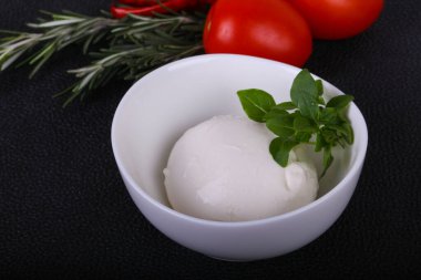 İtalyan Mozzarella peynir topu fesleğen ve domates servis etti.