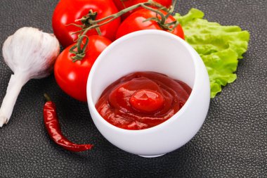 Domates ketçap sosu biber ve sarımsak servis edildi.