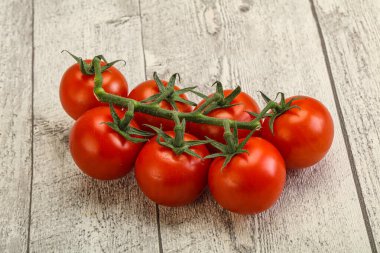 Taze olgun domates dalıyla izole edilmiş.