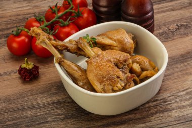 Tatlı ve baharatlı soslu tavşan yahnisi.