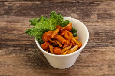 Terbiye edilmiş mantar. Kasede küçük bal aromalı.