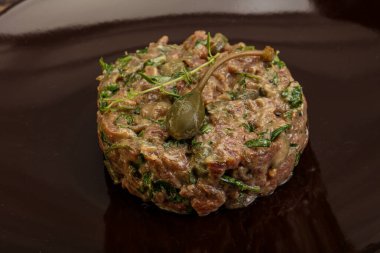 Kaparili çiğ tartar atıştırmalığı.