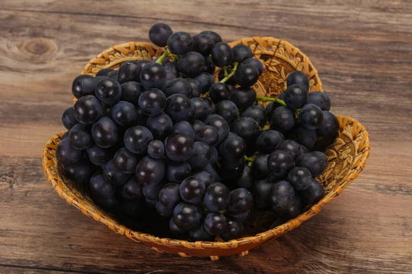 Taze taze tatlı kırmızı üzüm dalında