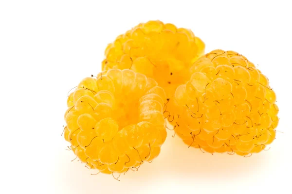 Słodka Dojrzała Żółta Malina Liściem — Zdjęcie stockowe