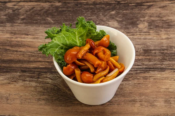 Terbiye edilmiş mantar. Kasede küçük bal aromalı.