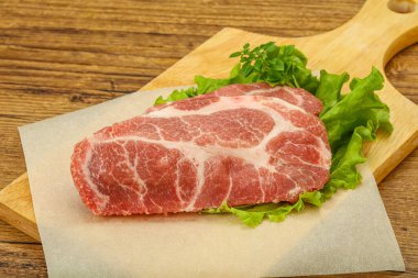 Izgara için çiğ domuz eti boyunlu biftek.