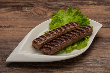 Baharatlı iki ızgara kebap.