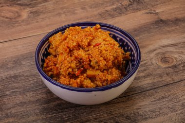 Domates ve tavuklu geleneksel Afrika kuzenleri