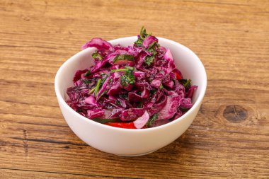 Bitki ve baharatlı kırmızı lahana turşusu