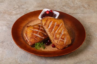 Kızarmış ördek göğsü ve çilek sosu. 