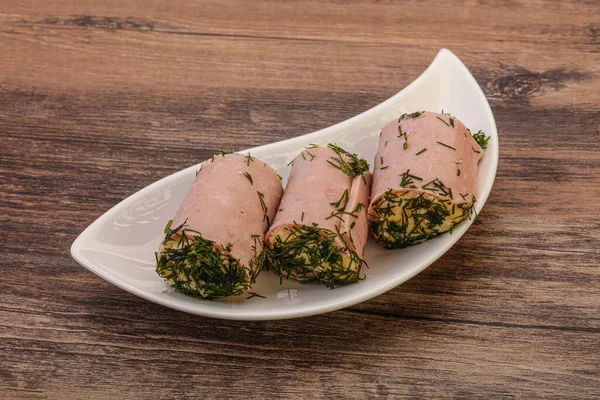 Peynirli ve sarımsaklı jambonlu sandviç.