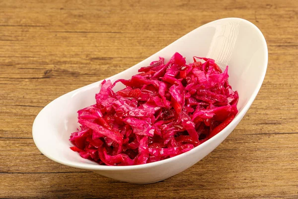 Kasede pancar kökü olan marine edilmiş kırmızı lahana.