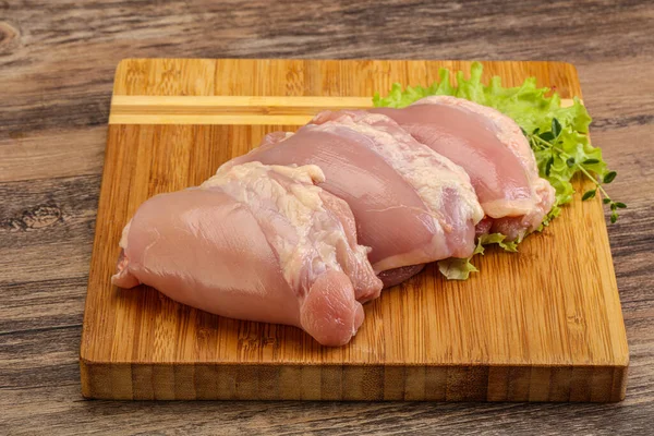 Pişirmek için çiğ tavuk kemiksiz ve derisiz bacak