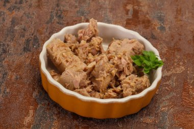 Kasede ton balığı konservesi fesleğen yaprağı var.