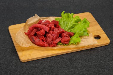 Çiğ et dilimlenmiş, pişirmeye hazır.