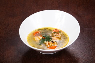 Somon, karides ve sebzeli balık çorbası.