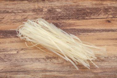 Kuru pirinç eriştesi pişirmeye hazır.