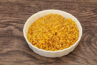 Vejetaryen mutfağı. Kasede pişirmek için kuru bulgur.