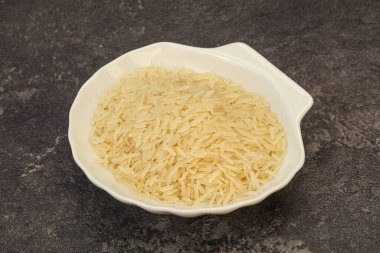 Tabakta çiğ Hint basmati pilavı