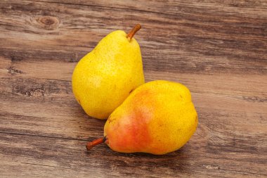 Arka planda taze sarı armut