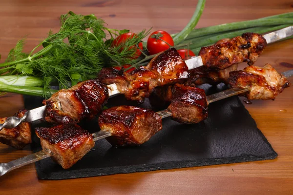Kebab Shashlik Cerdo Los Palos Servidos Hierbas —  Fotos de Stock