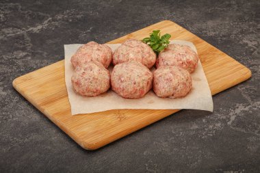 Yemek pişirmek için çiğ hindi köftesi.