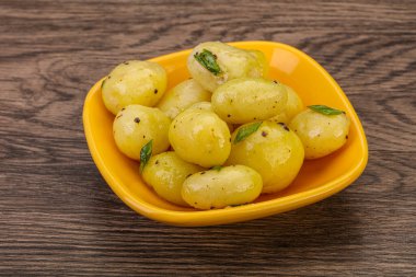 Kasede taze haşlanmış patates soğan servis edildi.