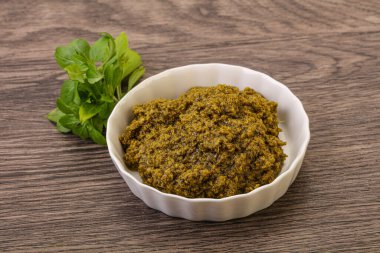 Fesleğen ve sedir fıstıklı yeşil sos sosu.