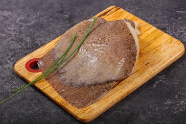 Çiğ vatoz kanatları pişirmek için lezzetli fileto