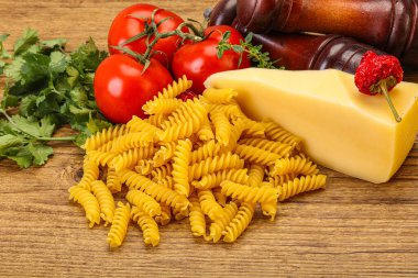 İtalyan makarnası - sebze pişirmek için çiğ Girandole