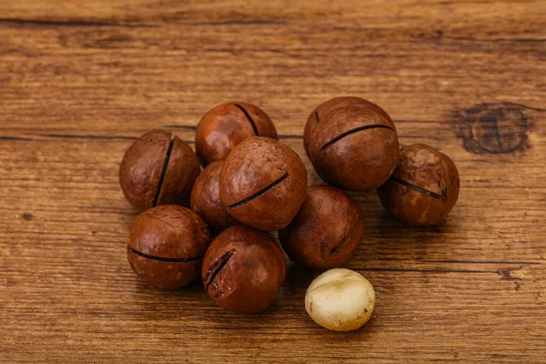 Montón Nuez Macadamia Primer Plano Marrón Sobre Fondo —  Fotos de Stock