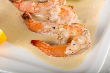 Krema soslu karides ve roka
