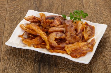 Kasede domuz kulağı var.