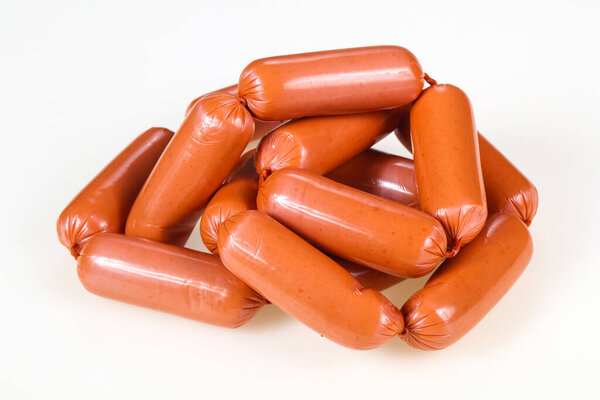Вкусные мясные колбаски готовы к употреблению на белом фоне
