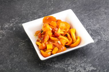 Baharatlı salamura bal mantarı kasede.