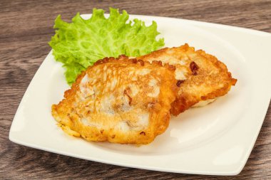 Ekmeğin içinde kızarmış morina balığı