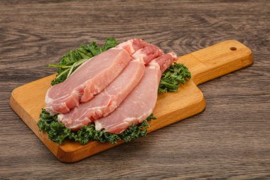 Pişirmek için çiğ domuz eti.