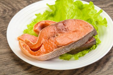 İki pembe somon balığı bifteği. Salata yaprağı.