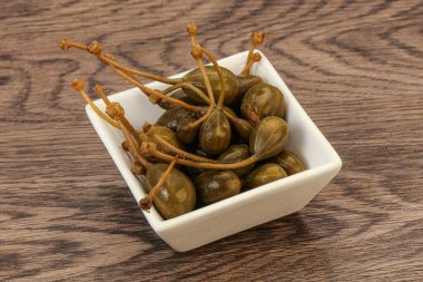 Lezzetli kapari meyveleri kasede 